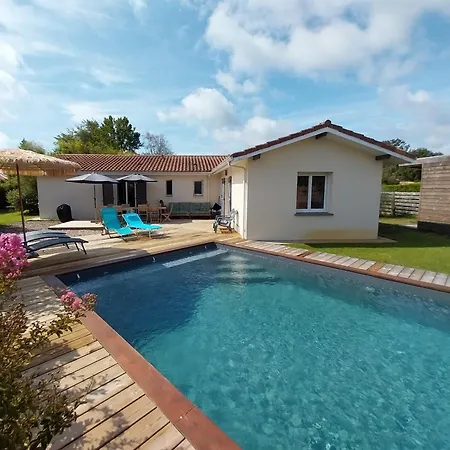 Jolie Maison Moderne Avec Piscine Chauffee 4 Ch Et Jardin Holiday home